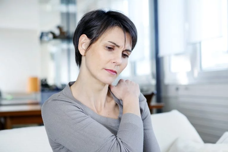 DOULEUR EPAULE FEMME